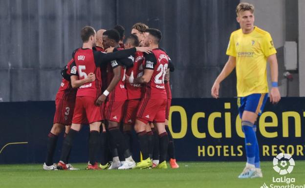 El Mirandés le empata al Cádiz con dos goles en el tiempo añadido