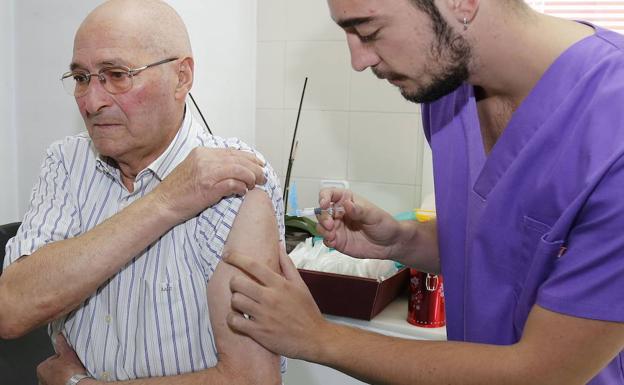 Sanidad refuerza con 132 camas y 118 profesionales su plan frente a la gripe en Castilla y León