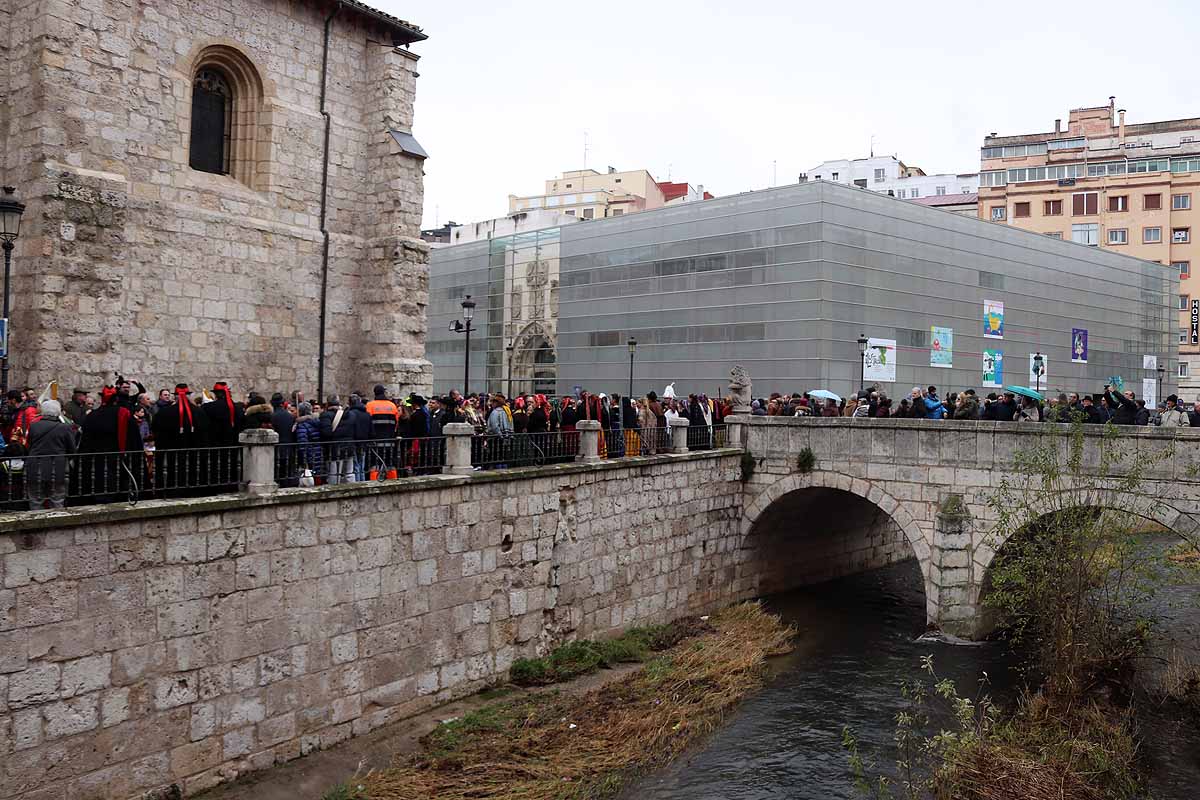 La ciudadanía burgalesa desfila para honrar a su patrón San Lesmes Abad