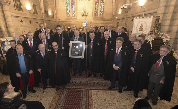 La Cofradía de San Antón entrega a la Asociación Española Contra el Cáncer de Burgos el 'Tito de Oro'