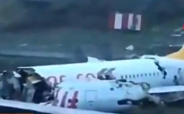 Un avión con 183 ocupantes se parte en tres al salirse de la pista en Estambul