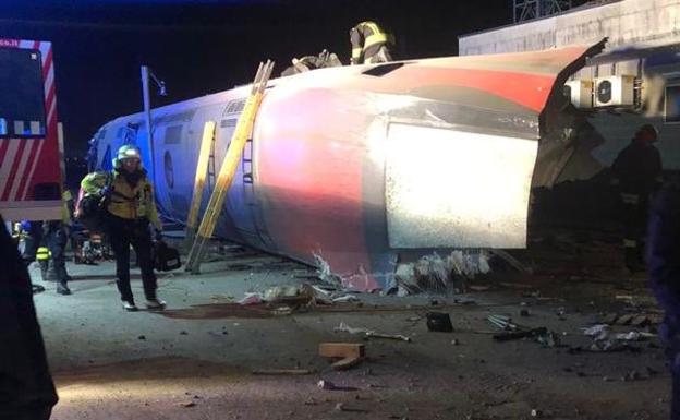 Al menos dos muertos y 30 heridos tras descarrilar un tren de pasajeros en el norte de Italia