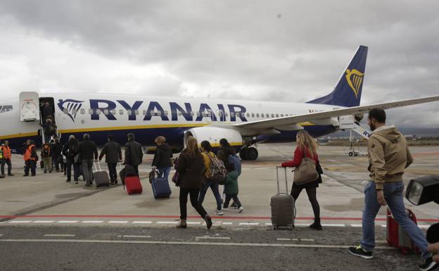 Los españoles prefieren viajar en avión que en tren dentro del país