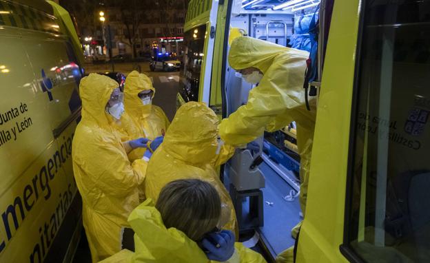 Los técnicos de ambulancia critican la falta de medios para el coronavirus de Valladolid