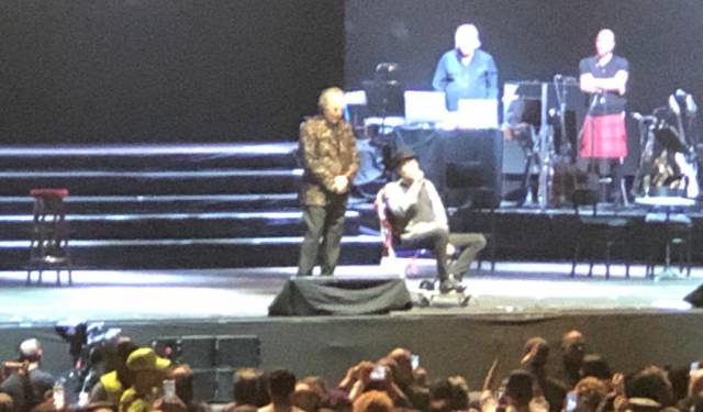 Joaquín Sabina se cae del escenario durante un concierto en Madrid