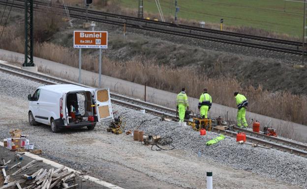 Las obras del Ave encaran su recta final con el montaje de las vías en Buniel