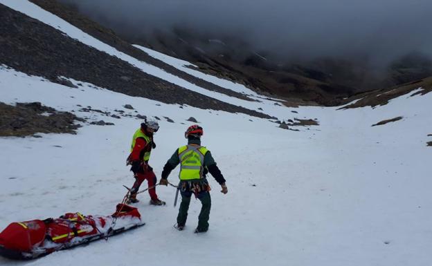 Muere una montañera madrileña de 56 años en el pico Mampodre de León