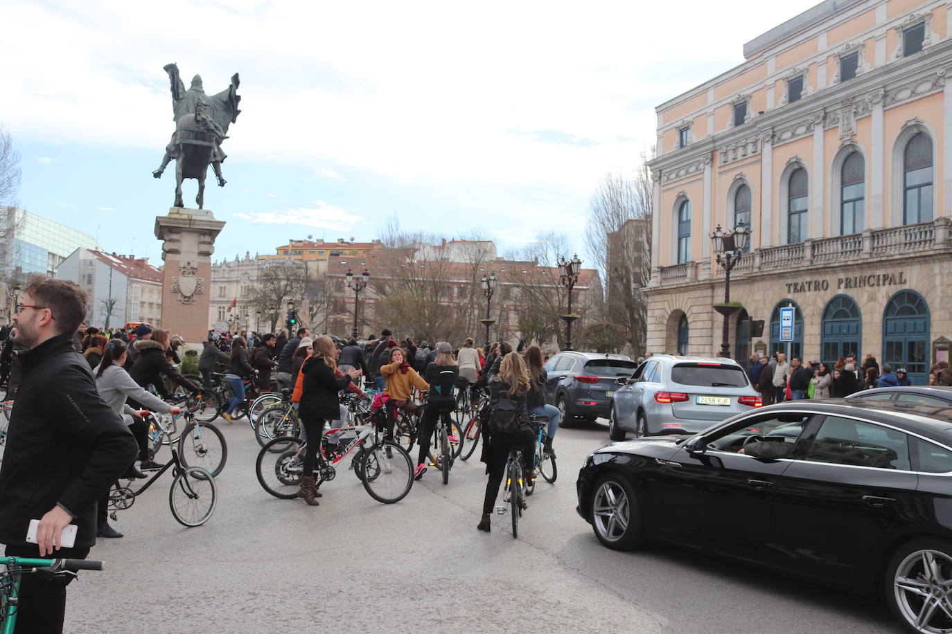 Tensión en la Plaza del Cid por la protesta de los ciclistas por la Ordenanza de Movilidad