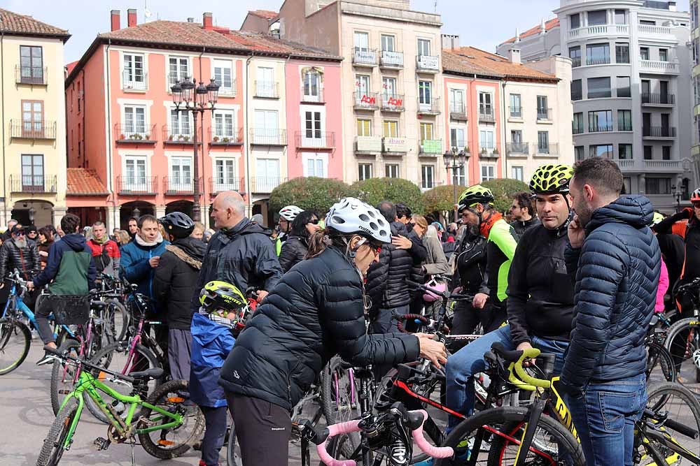 Los ciclistas de Burgos han celebrado un funeral por la bici en la Plaza Mayor