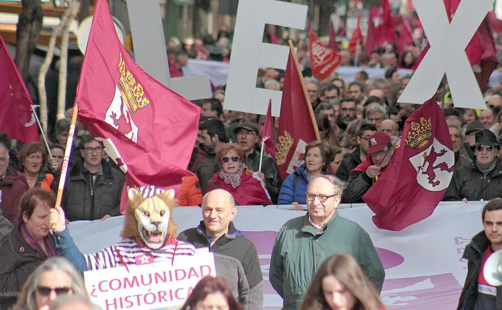 Miles de personas claman en las calles de León por el futuro de la provincia