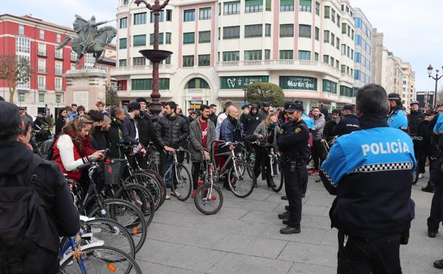 Las protestas de los ciclistas y el corte de tráfico en la plaza del Cid se saldan con tres identificados