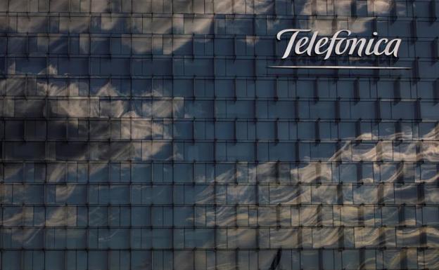 Telefónica sufre en Bolsa tras ganar un 66% menos por el plan de bajas en España