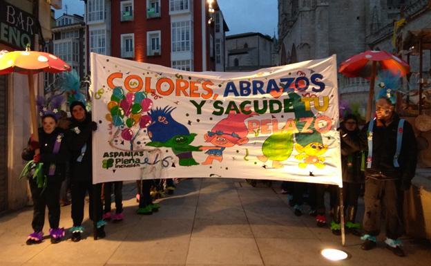 La comparsa de Aspanias Burgos preparada para participar en el desfile del Carnaval