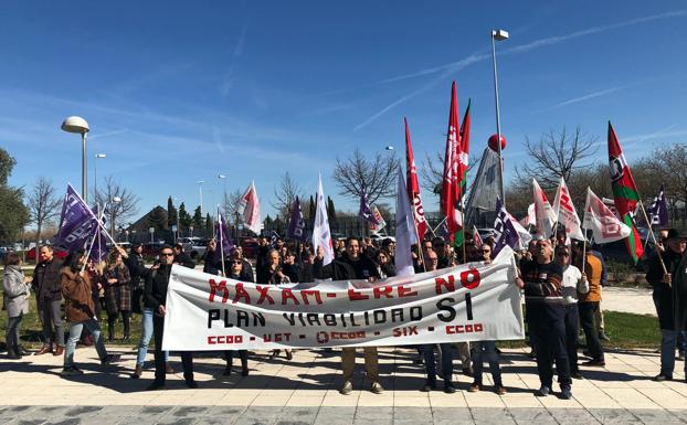 Delegados y trabajadores de Maxam protestan contra el ERE en Madrid