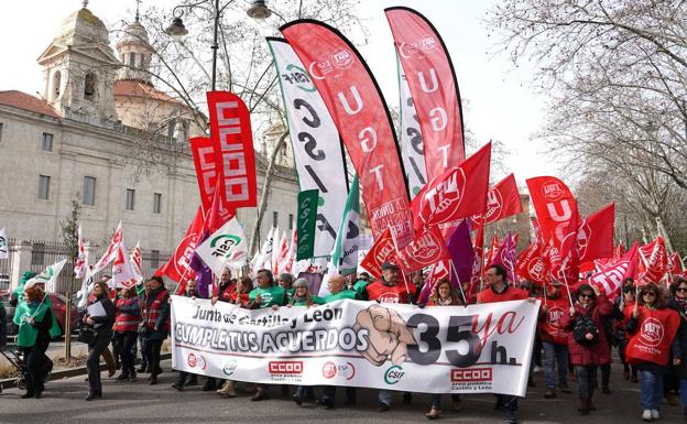 Unos 3.000 empleados públicos reclaman a la Junta la jornada de 35 horas