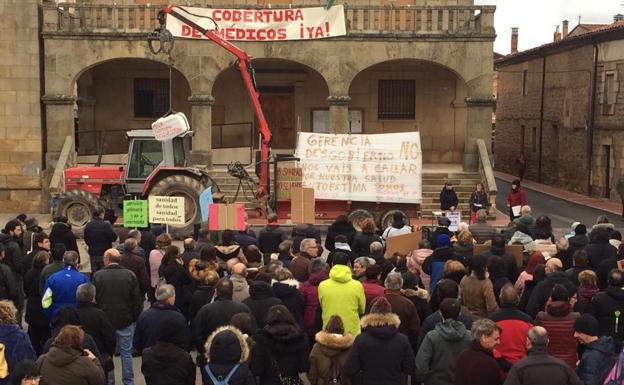 Más de un millar de personas exigen a alcaldes y políticos más médicos para Quintanar de la Sierra