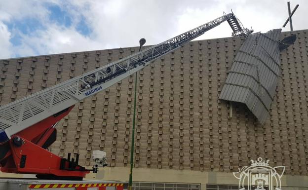 El temporal de viento deja más de 90 emergencias en Burgos por desprendimientos de tejados, fachadas y ramas