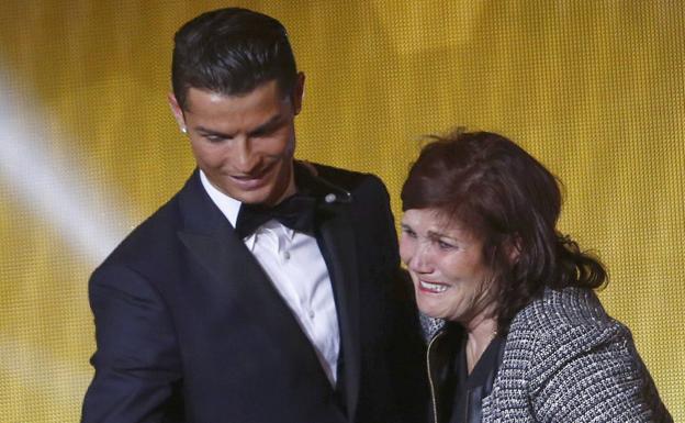 Dolores Aveiro, madre coraje de CR7, operada por un ictus