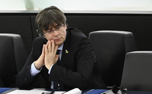 Una juez acusa a Puigdemont por desviar un millón del agua a la compra de arte cuando era alcalde