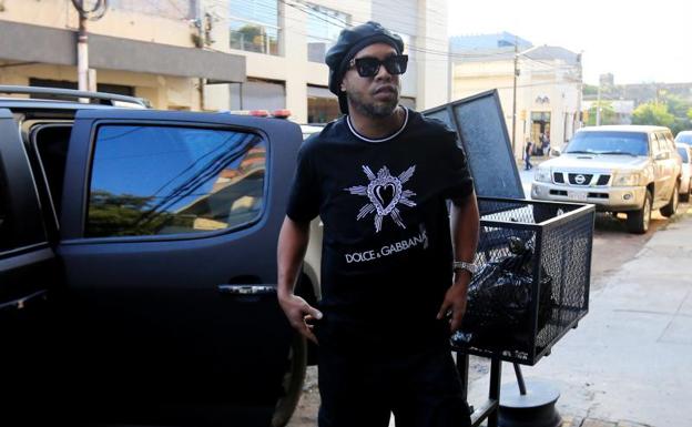 Ronaldinho, investigado por entrar en Paraguay con pasaporte falso