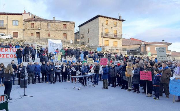 Los vecinos de Regumiel de la Sierra se concentran para demandar la cobertura de plazas en el centro de Quintanar de la Sierra