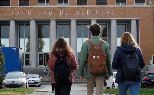 Sanidad aspira a esquivar el caso italiano con las drásticas medidas en Madrid, Vitoria y Labastida