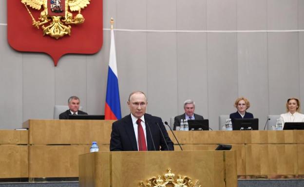 El Parlamento ruso da luz verde a la eternización de Putin y éste deja la última palabra en manos del Tribunal Constitucional