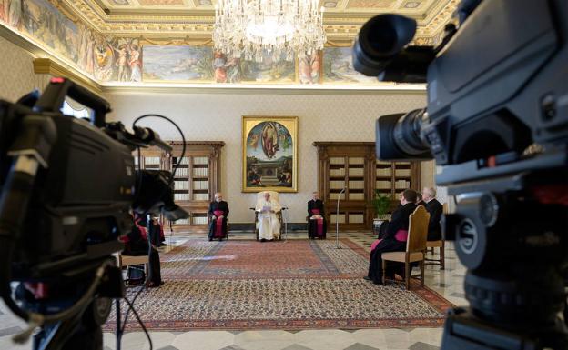 El Papa celebra la audiencia de los miércoles solo con cardenales y cámaras de televisión