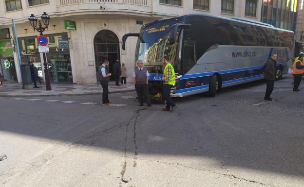 Colisión sin heridos entre un autobús de línea y un turismo en la calle Madrid