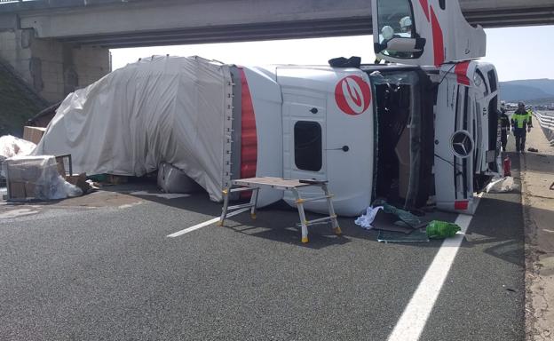 Dos heridos y corte al tráfico por el vuelco de un camión en la AP-1 en Orón