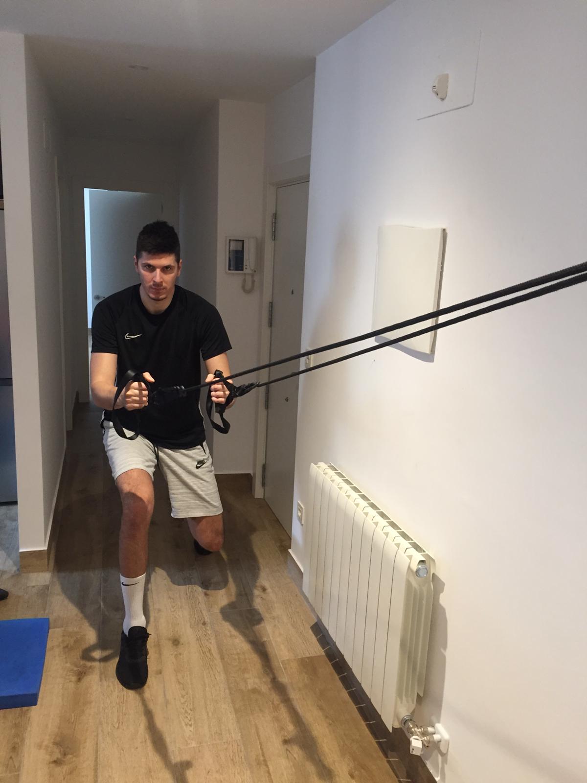 Mucha predisposición y una pizca de creatividad en los entrenamientos en casa de los equipos burgaleses