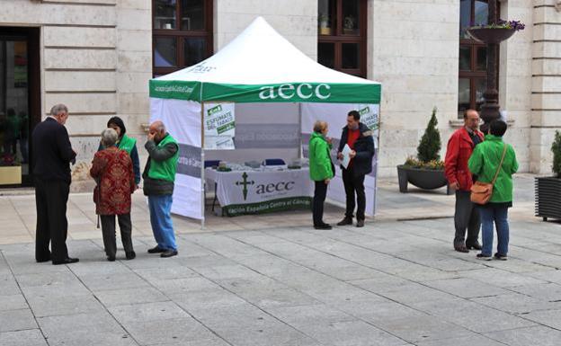 El voluntariado burgalés de la AECC acompaña a pacientes y familiares a través de teléfono y chat