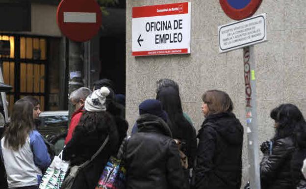 El Gobierno quita a las autonomías 2.400 millones destinados a formación para pagar el paro