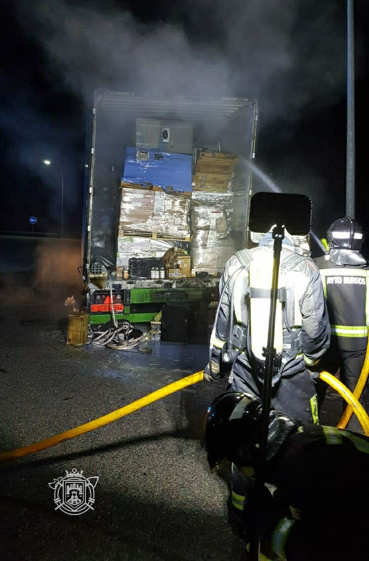 Un vehículo pesado arde esta madrugada en la estación de servicio de la AP-1 en Quintanapalla