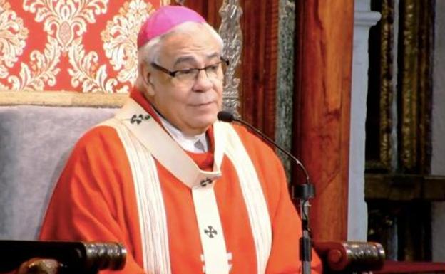 La Policía Nacional desaloja la Catedral de Granada durante la celebración del Viernes Santo