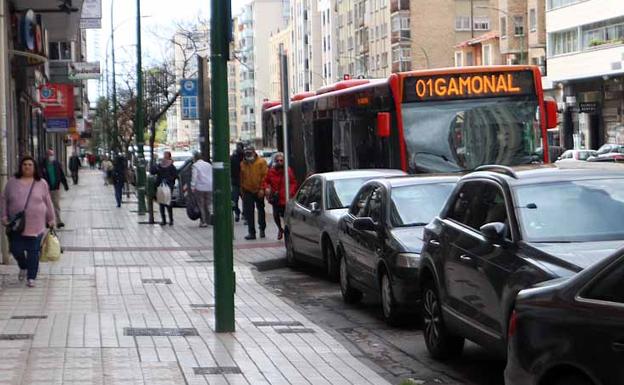 El Ayuntamiento adapta las líneas de autobús para mejorar la cobertura del servicio al personal del HUBU