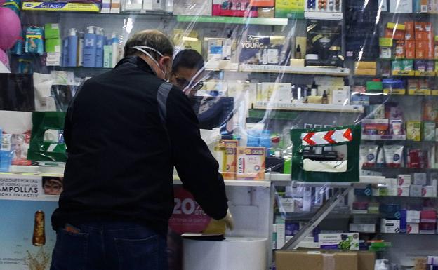 La farmaceútica de Covarrubias explica cómo las farmacias rurales se han convertido en el enlace entre pacientes y centros de salud