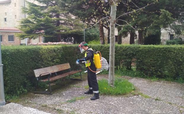 La UME visita residencias de mayores de Burgos para realizar labores de desinfección