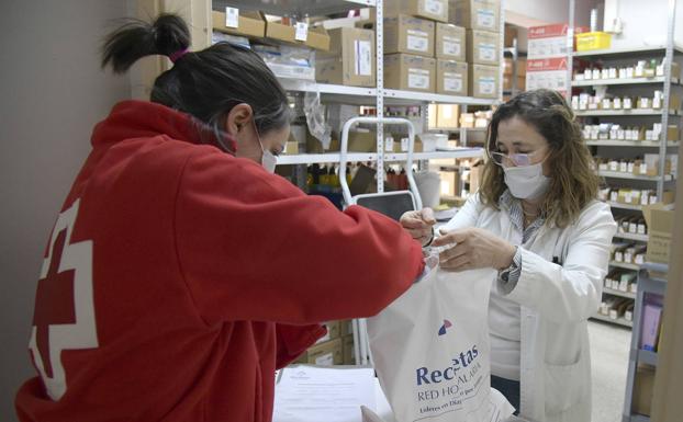 Cruz Roja Española en Burgos ayuda a pacientes del Hospital Recoletas a recibir sus medicamentos