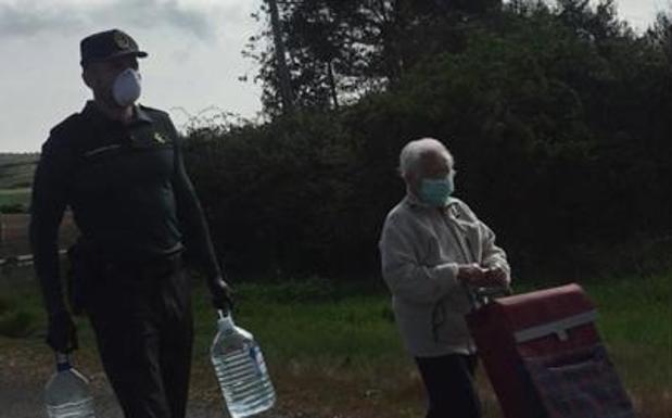 La Guardia Civil ayuda a una vecina de Treviño a llevar la compra hasta su domicilio