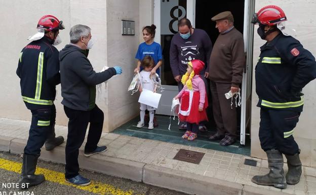 Los niños de Salas de los Infantes reciben un diploma por su buen comportamiento y una mascarilla para sus paseos