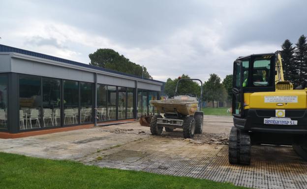 Miranda comienza las obras de acondicionamiento de la zona de terraza del bar de las piscinas municipales