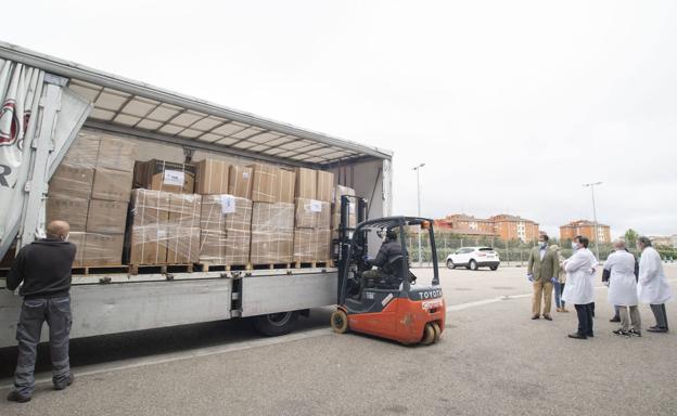 FAE entrega en el HUBU el primer material de protección sanitaria adquirido gracias a su campaña #NosNecesitanATodos