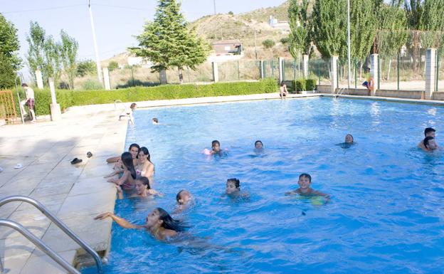 Los baños en las piscinas comunitarias, en el aire