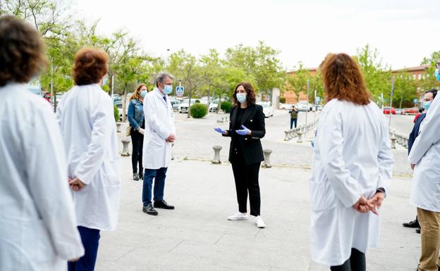 Madrid renovará hasta diciembre 10.000 profesionales sanitarios que trabajan en la crisis