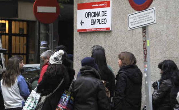 Los bancos adelantarán el paro a los trabajadores despedidos o afectados por un ERTE