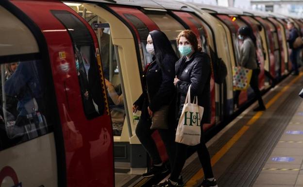 Denuncian la muerte de una taquillera de tren, escupida en la estación de Victoria