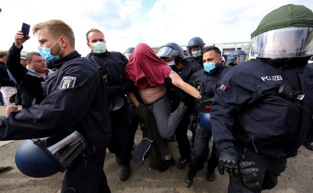 Grupos de extrema derecha tratan de liderar las protestas contra las restricciones en Alemania