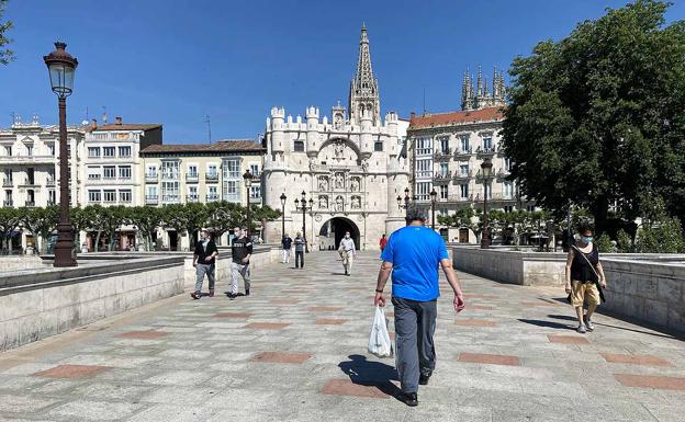 Los burgaleses disfrutan de un calor inusual en la capital