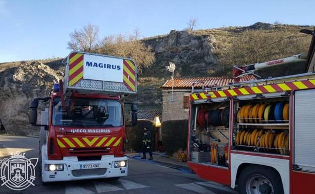 Los Bomberos de Burgos sofocan un pequeño incendio generado en la cabina de un camión a la altura de Buniel